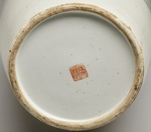 Arte Cinese : Coppia di vasi in porcellana con decoro policromo  Cina, prima met� XX secolo  - Asta Asta 373 | ARTE ORIENTALE E ISLAMICA - ARTE ORIENALE E WUNDERKAMMER Online - Associazione Nazionale - Case d'Asta italiane