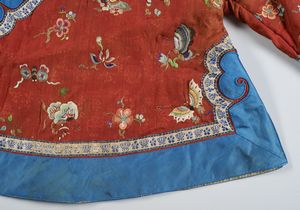 Arte Cinese : Vestito da bambino in seta  Cina, dinastia Qing, inizi XIX secolo  - Asta Asta 373 | ARTE ORIENTALE E ISLAMICA - ARTE ORIENALE E WUNDERKAMMER Online - Associazione Nazionale - Case d'Asta italiane