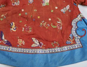 Arte Cinese : Vestito da bambino in seta  Cina, dinastia Qing, inizi XIX secolo  - Asta Asta 373 | ARTE ORIENTALE E ISLAMICA - ARTE ORIENALE E WUNDERKAMMER Online - Associazione Nazionale - Case d'Asta italiane