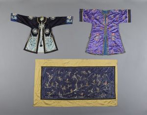 Arte Cinese - Lotto composto da tre tessuti ricamati  Cina, dinastia Qing, XIX secolo