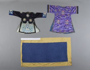 Arte Cinese : Lotto composto da tre tessuti ricamati  Cina, dinastia Qing, XIX secolo  - Asta Asta 373 | ARTE ORIENTALE E ISLAMICA - ARTE ORIENALE E WUNDERKAMMER Online - Associazione Nazionale - Case d'Asta italiane