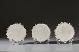 . : Tre rosoni in conchiglie  - Asta Asta 373 | ARTE ORIENTALE E ISLAMICA - ARTE ORIENALE E WUNDERKAMMER Online - Associazione Nazionale - Case d'Asta italiane