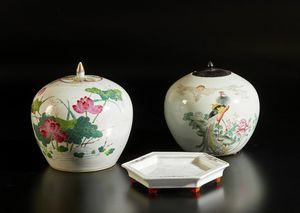 Arte Cinese - Due potiches famiglia rosa e vassoio esagonale in porcellana  Cina, XIX - inizio XX secolo
