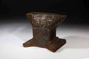 . : Antica incudine  Europa, XVIII secolo  - Asta Asta 373 | ARTE ORIENTALE E ISLAMICA - ARTE ORIENALE E WUNDERKAMMER Online - Associazione Nazionale - Case d'Asta italiane