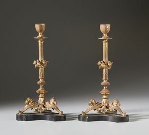 . : Coppia di candelieri in bronzo  - Asta Asta 373 | ARTE ORIENTALE E ISLAMICA - ARTE ORIENALE E WUNDERKAMMER Online - Associazione Nazionale - Case d'Asta italiane