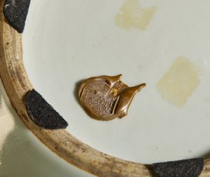 Arte Cinese : Due potiches famiglia rosa e vassoio esagonale in porcellana  Cina, XIX - inizio XX secolo  - Asta Asta 373 | ARTE ORIENTALE E ISLAMICA - ARTE ORIENALE E WUNDERKAMMER Online - Associazione Nazionale - Case d'Asta italiane