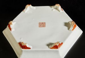 Arte Cinese : Due potiches famiglia rosa e vassoio esagonale in porcellana  Cina, XIX - inizio XX secolo  - Asta Asta 373 | ARTE ORIENTALE E ISLAMICA - ARTE ORIENALE E WUNDERKAMMER Online - Associazione Nazionale - Case d'Asta italiane