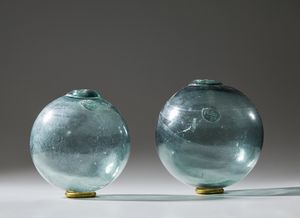 . - Due grandi sfere in vetro soffiato.