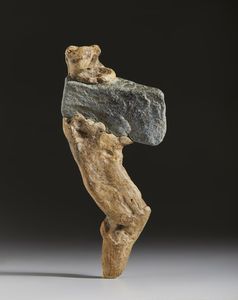 . : Ascia in pietra con manico.  - Asta Asta 373 | ARTE ORIENTALE E ISLAMICA - ARTE ORIENALE E WUNDERKAMMER Online - Associazione Nazionale - Case d'Asta italiane