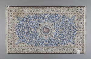. : Tappeto Nain azzurro  Persia, seconda met� XX secolo  - Asta Asta 373 | ARTE ORIENTALE E ISLAMICA - ARTE ORIENALE E WUNDERKAMMER Online - Associazione Nazionale - Case d'Asta italiane