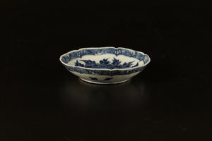 Arte Cinese - Piatto in porcellana bianco/blu con bordo foliato  Cina, dinastia Qing