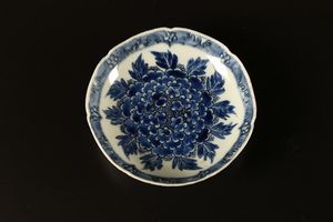 Arte Cinese : Piatto in porcellana bianco/blu con bordo foliato  Cina, dinastia Qing  - Asta Asta 373 | ARTE ORIENTALE E ISLAMICA - ARTE ORIENALE E WUNDERKAMMER Online - Associazione Nazionale - Case d'Asta italiane