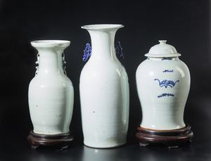 Arte Cinese : Tre vasi in porcellana bianca e blu Cina, XX secolo  - Asta Asta 373 | ARTE ORIENTALE E ISLAMICA - ARTE ORIENALE E WUNDERKAMMER Online - Associazione Nazionale - Case d'Asta italiane