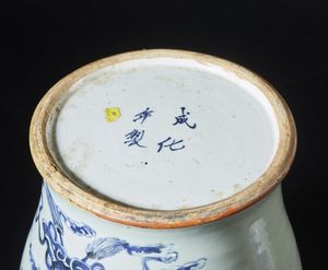 Arte Cinese : Tre vasi in porcellana bianca e blu Cina, XX secolo  - Asta Asta 373 | ARTE ORIENTALE E ISLAMICA - ARTE ORIENALE E WUNDERKAMMER Online - Associazione Nazionale - Case d'Asta italiane