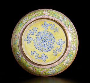 Arte Cinese : Piatto in smalto di Pechino  Cina, dinastia Qing, XIX secolo  - Asta Asta 373 | ARTE ORIENTALE E ISLAMICA - ARTE ORIENALE E WUNDERKAMMER Online - Associazione Nazionale - Case d'Asta italiane