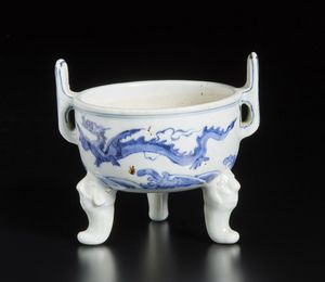 Arte Cinese : Incensiere tripode in porcellana bianco e blu Cina, dinastia Qing, XIX secolo  - Asta Asta 373 | ARTE ORIENTALE E ISLAMICA - ARTE ORIENALE E WUNDERKAMMER Online - Associazione Nazionale - Case d'Asta italiane