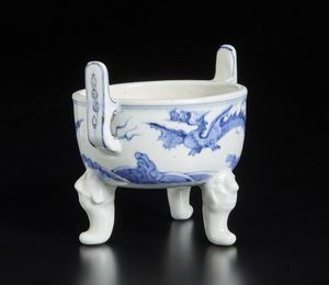 Arte Cinese : Incensiere tripode in porcellana bianco e blu Cina, dinastia Qing, XIX secolo  - Asta Asta 373 | ARTE ORIENTALE E ISLAMICA - ARTE ORIENALE E WUNDERKAMMER Online - Associazione Nazionale - Case d'Asta italiane