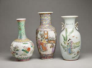 Arte Cinese - Gruppo di tre vasi a decoro policromo  Cina, XX secolo