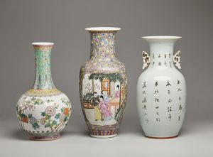Arte Cinese : Gruppo di tre vasi a decoro policromo  Cina, XX secolo  - Asta Asta 373 | ARTE ORIENTALE E ISLAMICA - ARTE ORIENALE E WUNDERKAMMER Online - Associazione Nazionale - Case d'Asta italiane