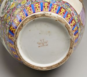 Arte Cinese : Gruppo di tre vasi a decoro policromo  Cina, XX secolo  - Asta Asta 373 | ARTE ORIENTALE E ISLAMICA - ARTE ORIENALE E WUNDERKAMMER Online - Associazione Nazionale - Case d'Asta italiane