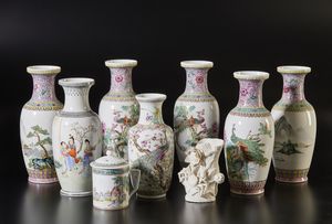 Arte Cinese - Lotto composto da nove vasi in porcellana  Cina, XX secolo