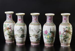 Arte Cinese : Lotto composto da nove vasi in porcellana  Cina, XX secolo  - Asta Asta 373 | ARTE ORIENTALE E ISLAMICA - ARTE ORIENALE E WUNDERKAMMER Online - Associazione Nazionale - Case d'Asta italiane