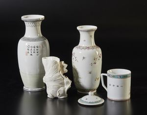 Arte Cinese : Lotto composto da nove vasi in porcellana  Cina, XX secolo  - Asta Asta 373 | ARTE ORIENTALE E ISLAMICA - ARTE ORIENALE E WUNDERKAMMER Online - Associazione Nazionale - Case d'Asta italiane