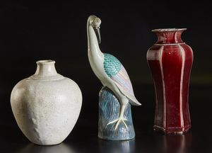 Arte Cinese : Gruppo di tre oggetti in porcellana  Cina, dinastia Qing, XIX secolo  - Asta Asta 373 | ARTE ORIENTALE E ISLAMICA - ARTE ORIENALE E WUNDERKAMMER Online - Associazione Nazionale - Case d'Asta italiane