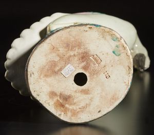 Arte Cinese : Gruppo di tre oggetti in porcellana  Cina, dinastia Qing, XIX secolo  - Asta Asta 373 | ARTE ORIENTALE E ISLAMICA - ARTE ORIENALE E WUNDERKAMMER Online - Associazione Nazionale - Case d'Asta italiane