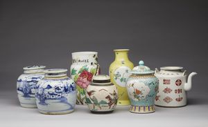 Arte Cinese - Gruppo di sette vasi in porcellana  Cina, XIX-XX secolo