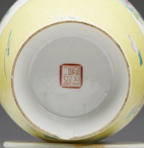 Arte Cinese : Gruppo di sette vasi in porcellana  Cina, XIX-XX secolo  - Asta Asta 373 | ARTE ORIENTALE E ISLAMICA - ARTE ORIENALE E WUNDERKAMMER Online - Associazione Nazionale - Case d'Asta italiane