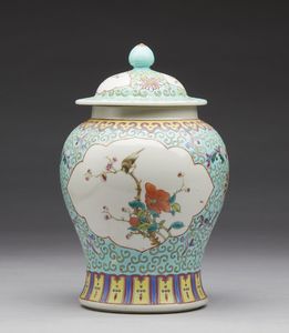 Arte Cinese : Gruppo di sette vasi in porcellana  Cina, XIX-XX secolo  - Asta Asta 373 | ARTE ORIENTALE E ISLAMICA - ARTE ORIENALE E WUNDERKAMMER Online - Associazione Nazionale - Case d'Asta italiane