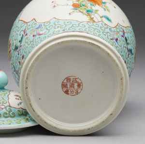 Arte Cinese : Gruppo di sette vasi in porcellana  Cina, XIX-XX secolo  - Asta Asta 373 | ARTE ORIENTALE E ISLAMICA - ARTE ORIENALE E WUNDERKAMMER Online - Associazione Nazionale - Case d'Asta italiane