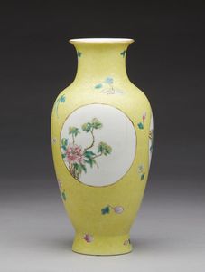 Arte Cinese : Gruppo di sette vasi in porcellana  Cina, XIX-XX secolo  - Asta Asta 373 | ARTE ORIENTALE E ISLAMICA - ARTE ORIENALE E WUNDERKAMMER Online - Associazione Nazionale - Case d'Asta italiane