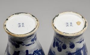 Arte Cinese : Coppia di vasi a balaustro in porcellana bianca e blu Cina, dinastia Qing, periodo Kangxi, XVIII secolo  - Asta Asta 373 | ARTE ORIENTALE E ISLAMICA - ARTE ORIENALE E WUNDERKAMMER Online - Associazione Nazionale - Case d'Asta italiane