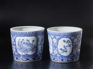 Arte Cinese : Coppia di giardiniere in porcellana bianco e blu Cina, XX secolo  - Asta Asta 373 | ARTE ORIENTALE E ISLAMICA - ARTE ORIENALE E WUNDERKAMMER Online - Associazione Nazionale - Case d'Asta italiane