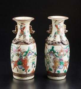 Arte Cinese - Coppia di vasi con decorazione figurativa  Cina, dinastia Qing, XIX secolo