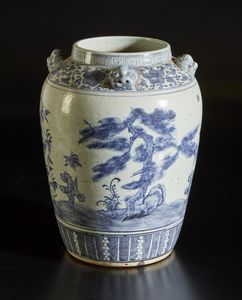 Arte Cinese : Grande giara in porcellana bianco e blu   Cina, dinastia Qing, XVIII secolo  - Asta Asta 373 | ARTE ORIENTALE E ISLAMICA - ARTE ORIENALE E WUNDERKAMMER Online - Associazione Nazionale - Case d'Asta italiane