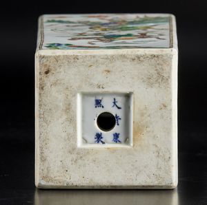 Arte Cinese : Vaso quadrangolare famiglia verde Cina, dinastia Qing, periodo Kangxi, XVIII secolo  - Asta Asta 373 | ARTE ORIENTALE E ISLAMICA - ARTE ORIENALE E WUNDERKAMMER Online - Associazione Nazionale - Case d'Asta italiane