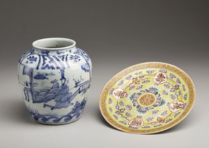 Arte Cinese - Lotto composto da giara e piattino a fondo giallo  Cina, XX secolo