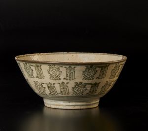 Arte Cinese : Lotto composto da grande ciotola e vaso monocromo bianco craquel�  Cina o Vietnam, XVIII secolo  - Asta Asta 373 | ARTE ORIENTALE E ISLAMICA - ARTE ORIENALE E WUNDERKAMMER Online - Associazione Nazionale - Case d'Asta italiane