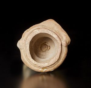 Arte Cinese : Uomo seduto in terracotta invetriata Cina, dinastia Yuan, XIII secolo  - Asta Asta 373 | ARTE ORIENTALE E ISLAMICA - ARTE ORIENALE E WUNDERKAMMER Online - Associazione Nazionale - Case d'Asta italiane