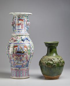 Arte Cinese : Lotto composto da un vaso verde Tang ed un vaso Canton  Cina, IX e XIX secolo  - Asta Asta 373 | ARTE ORIENTALE E ISLAMICA - ARTE ORIENALE E WUNDERKAMMER Online - Associazione Nazionale - Case d'Asta italiane