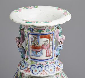 Arte Cinese : Lotto composto da un vaso verde Tang ed un vaso Canton  Cina, IX e XIX secolo  - Asta Asta 373 | ARTE ORIENTALE E ISLAMICA - ARTE ORIENALE E WUNDERKAMMER Online - Associazione Nazionale - Case d'Asta italiane