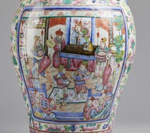 Arte Cinese : Lotto composto da un vaso verde Tang ed un vaso Canton  Cina, IX e XIX secolo  - Asta Asta 373 | ARTE ORIENTALE E ISLAMICA - ARTE ORIENALE E WUNDERKAMMER Online - Associazione Nazionale - Case d'Asta italiane