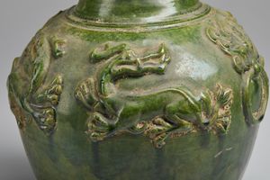 Arte Cinese : Lotto composto da un vaso verde Tang ed un vaso Canton  Cina, IX e XIX secolo  - Asta Asta 373 | ARTE ORIENTALE E ISLAMICA - ARTE ORIENALE E WUNDERKAMMER Online - Associazione Nazionale - Case d'Asta italiane