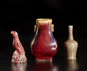 Arte Cinese : Tre manufatti in porcellana sang de boef Cina, dinastia Qing, XIX secolo  - Asta Asta 373 | ARTE ORIENTALE E ISLAMICA - ARTE ORIENALE E WUNDERKAMMER Online - Associazione Nazionale - Case d'Asta italiane