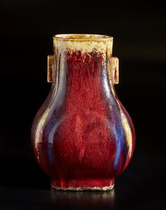 Arte Cinese : Tre manufatti in porcellana sang de boef Cina, dinastia Qing, XIX secolo  - Asta Asta 373 | ARTE ORIENTALE E ISLAMICA - ARTE ORIENALE E WUNDERKAMMER Online - Associazione Nazionale - Case d'Asta italiane