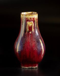 Arte Cinese : Tre manufatti in porcellana sang de boef Cina, dinastia Qing, XIX secolo  - Asta Asta 373 | ARTE ORIENTALE E ISLAMICA - ARTE ORIENALE E WUNDERKAMMER Online - Associazione Nazionale - Case d'Asta italiane