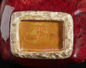 Arte Cinese : Tre manufatti in porcellana sang de boef Cina, dinastia Qing, XIX secolo  - Asta Asta 373 | ARTE ORIENTALE E ISLAMICA - ARTE ORIENALE E WUNDERKAMMER Online - Associazione Nazionale - Case d'Asta italiane